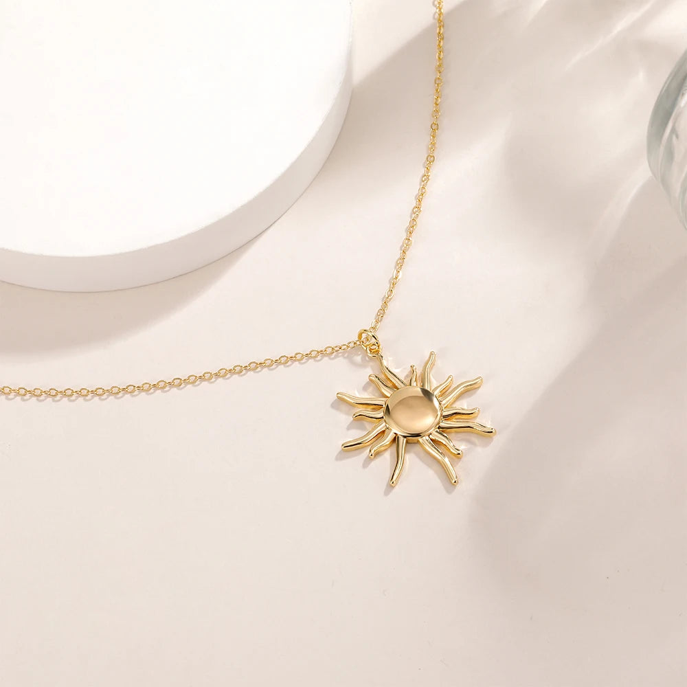 Collier Soleil Doré – Minimalisme & Lumière