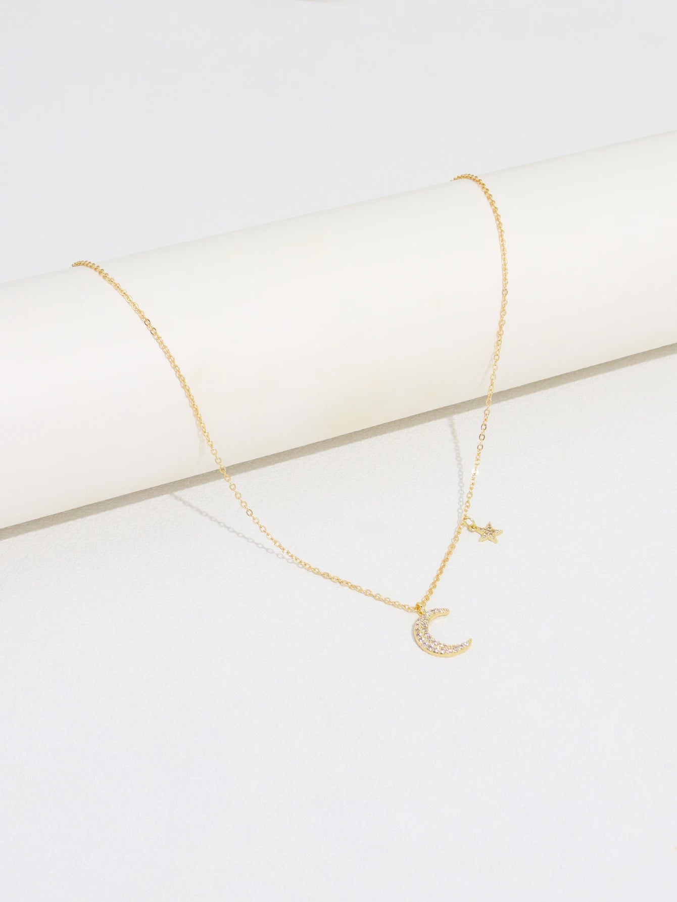 Collier étoile & lune scintillant – pendentif féminin tendance