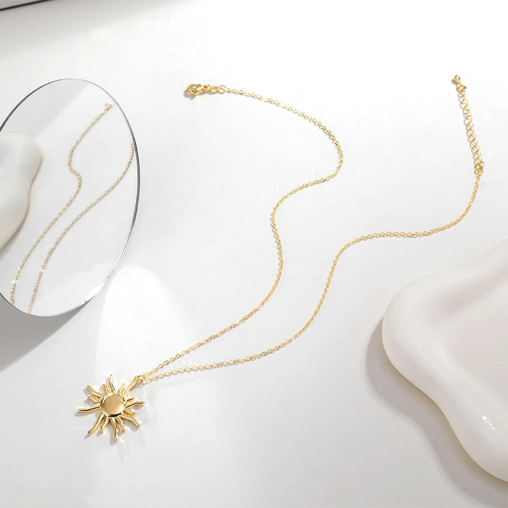Collier Soleil Doré – Minimalisme & Lumière