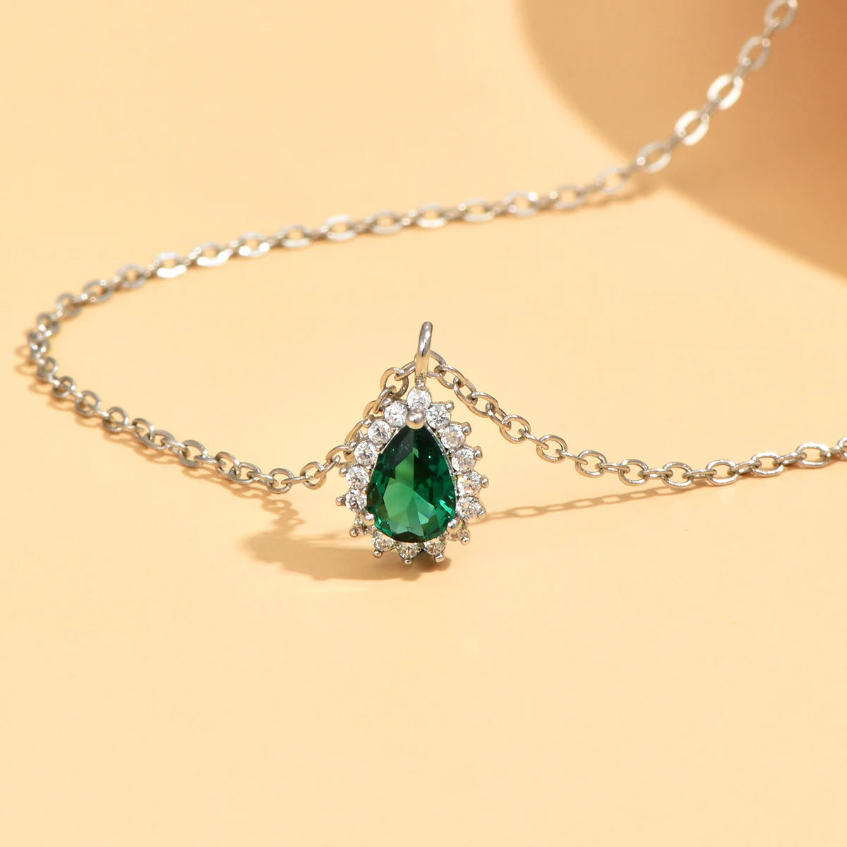 Collier pendentif goutte scintillante – élégance raffinée