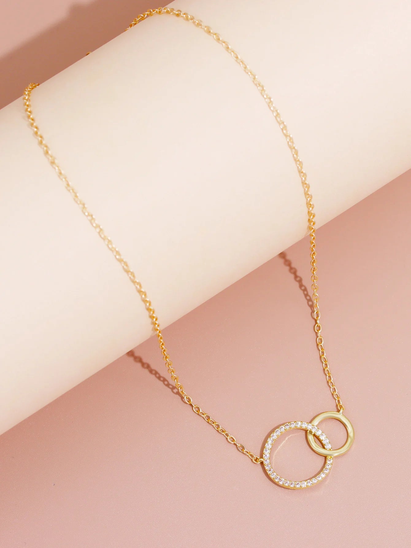 Collier Double Cercle Doré – Élégance Intemporelle