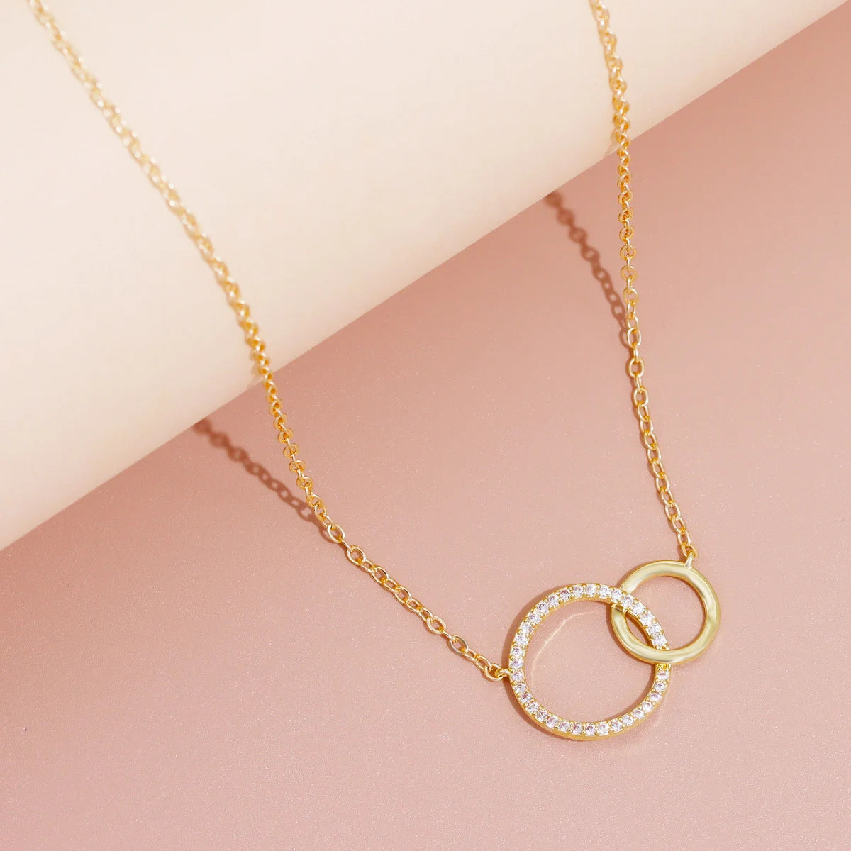 Collier Double Cercle Doré – Élégance Intemporelle