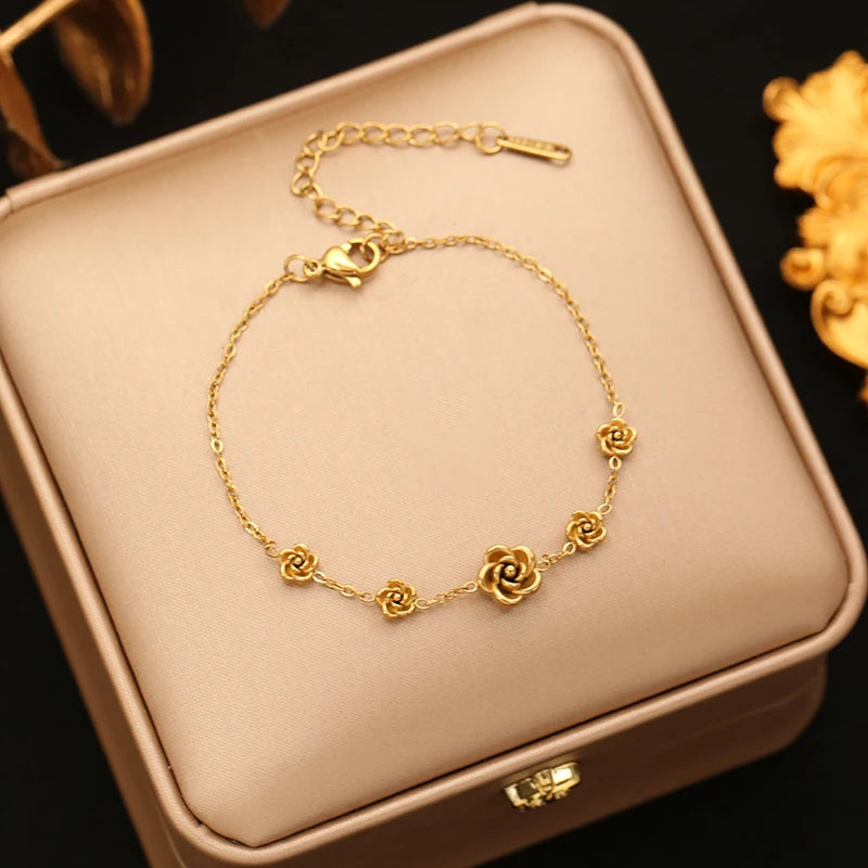 Bracelet doré – élégance délicate & féminine