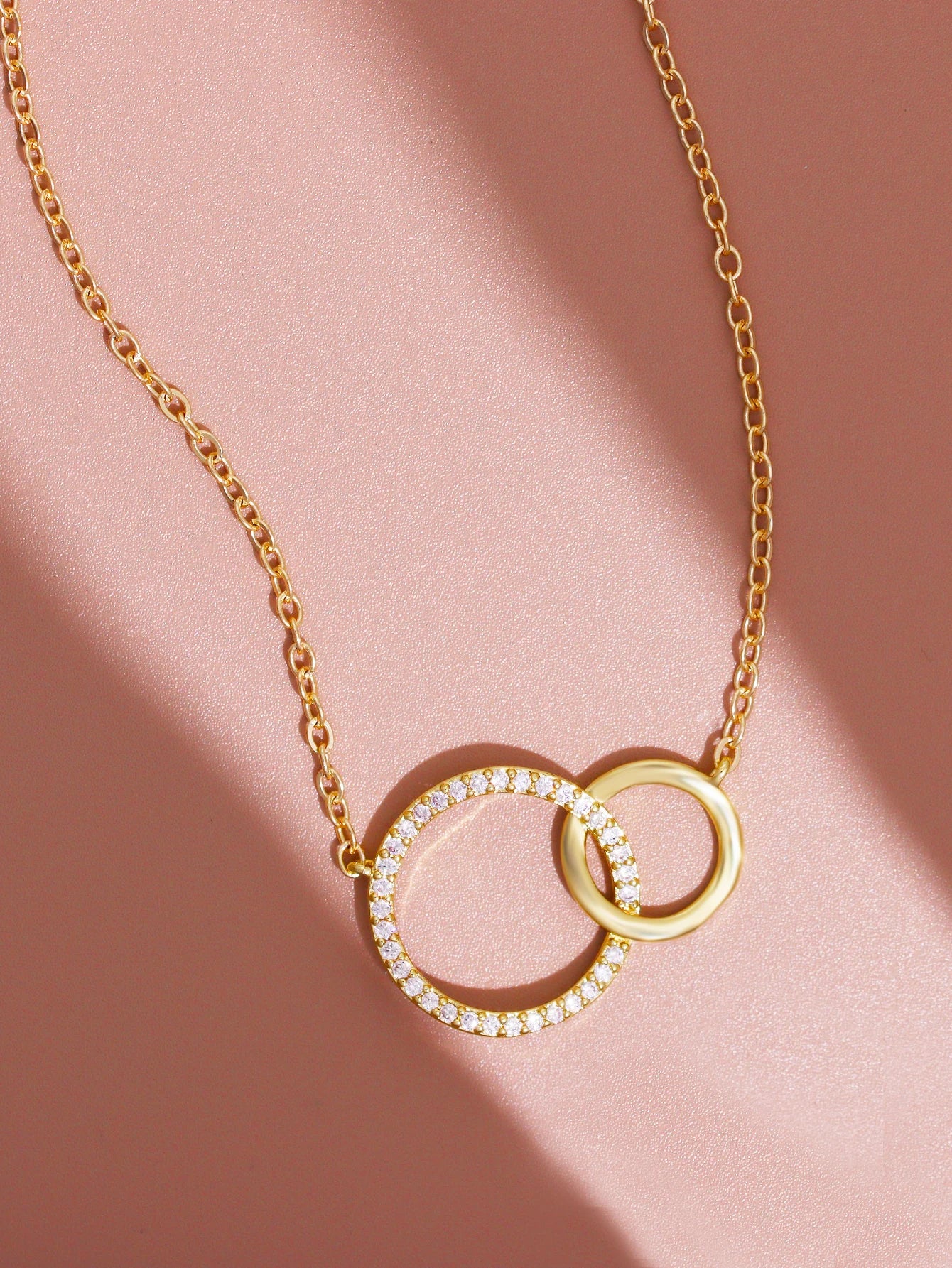 Collier Double Cercle Doré – Élégance Intemporelle