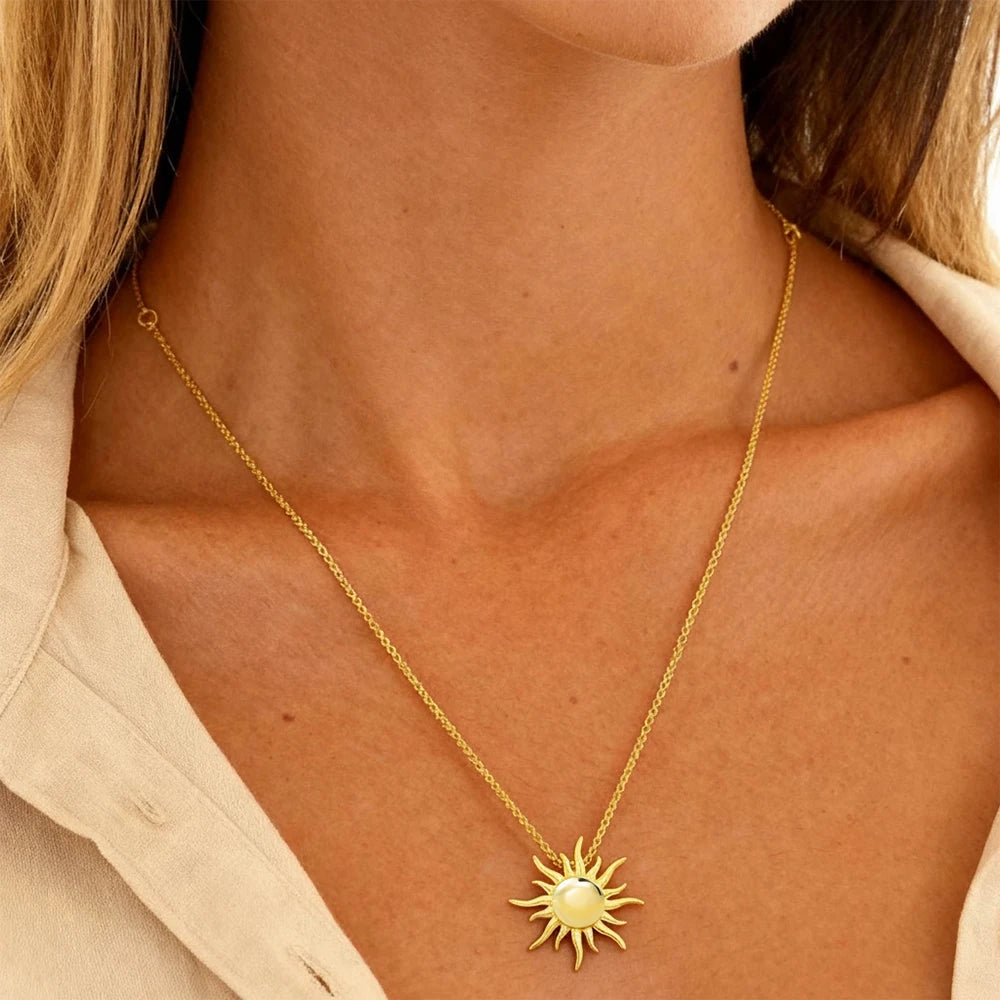 Collier Soleil Doré – Minimalisme & Lumière