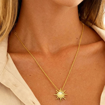 Collier Soleil Doré – Minimalisme & Lumière